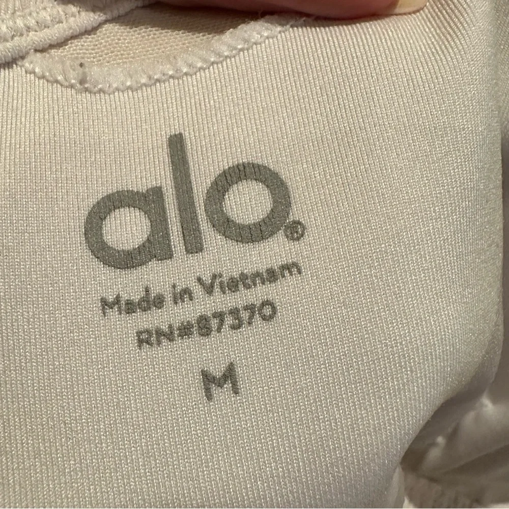 ALO Yoga Ribbed Blissful Bra Size Medium Ivory V-Neck Y-Back Everyday Support